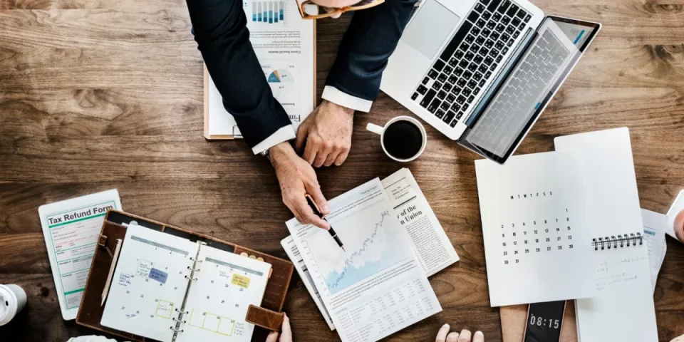 Jak wybrać platformę do sklepu online: Shopify, WooCommerce czy Magento? Porównanie kosztów, integracji i czasu wdrożenia, plus checklistę dla właścicieli biznesu